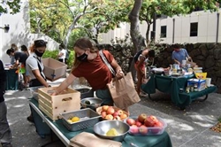 Students Stock Up at the CTAHR FoodStack Grab and Go